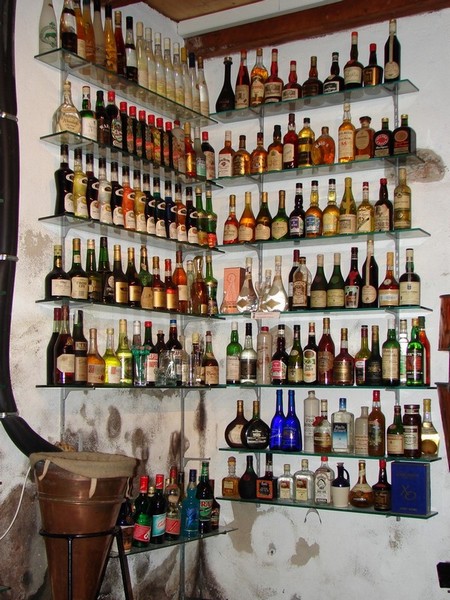 belle collection de liqueurs et eaux de vies extremement rare, voir unique au monde pour certaines !!